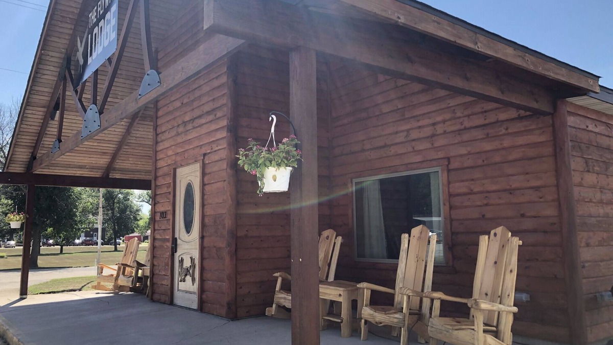 Fountain City Cabin | Surrounded by the bluffs and next to boat landing!