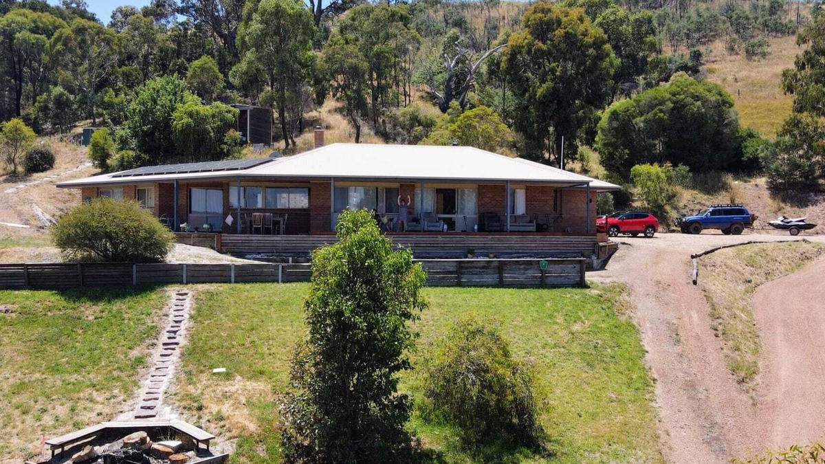 Bonnie Doon House | Sustainable retreat on 20 acres of lake hillside