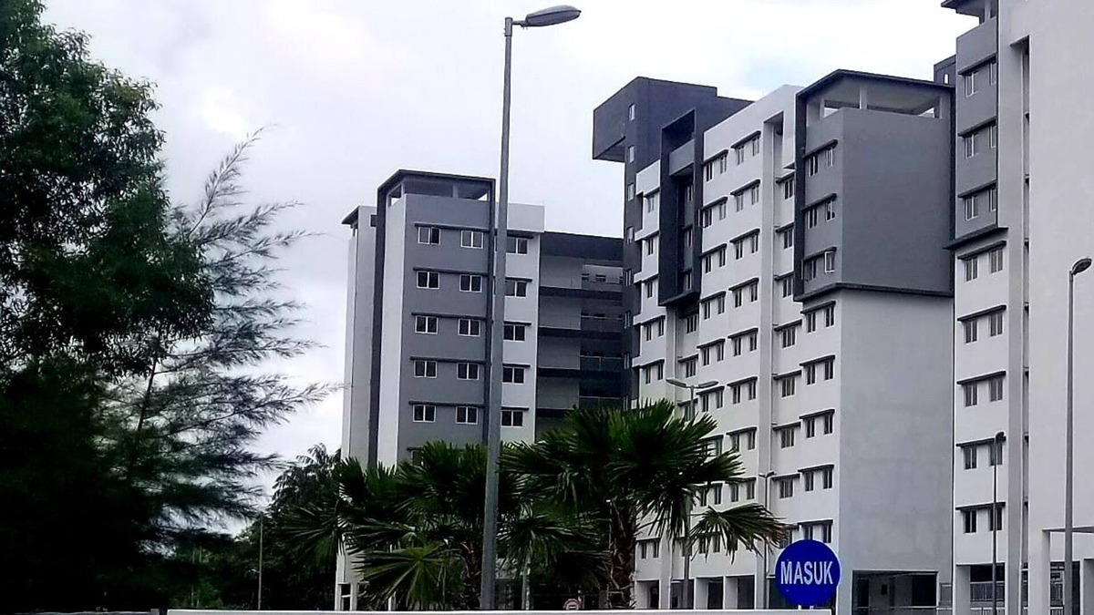 Pelindung Apartment | Sutra Damai Guesthouse near coast of Teluk Chempedak and Pelindung Hill. 1 min walk to beach
