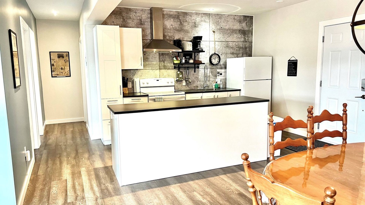 Sutton Condo | SUTTON - CONDO IN THE HEART OF THE VILLAGE
