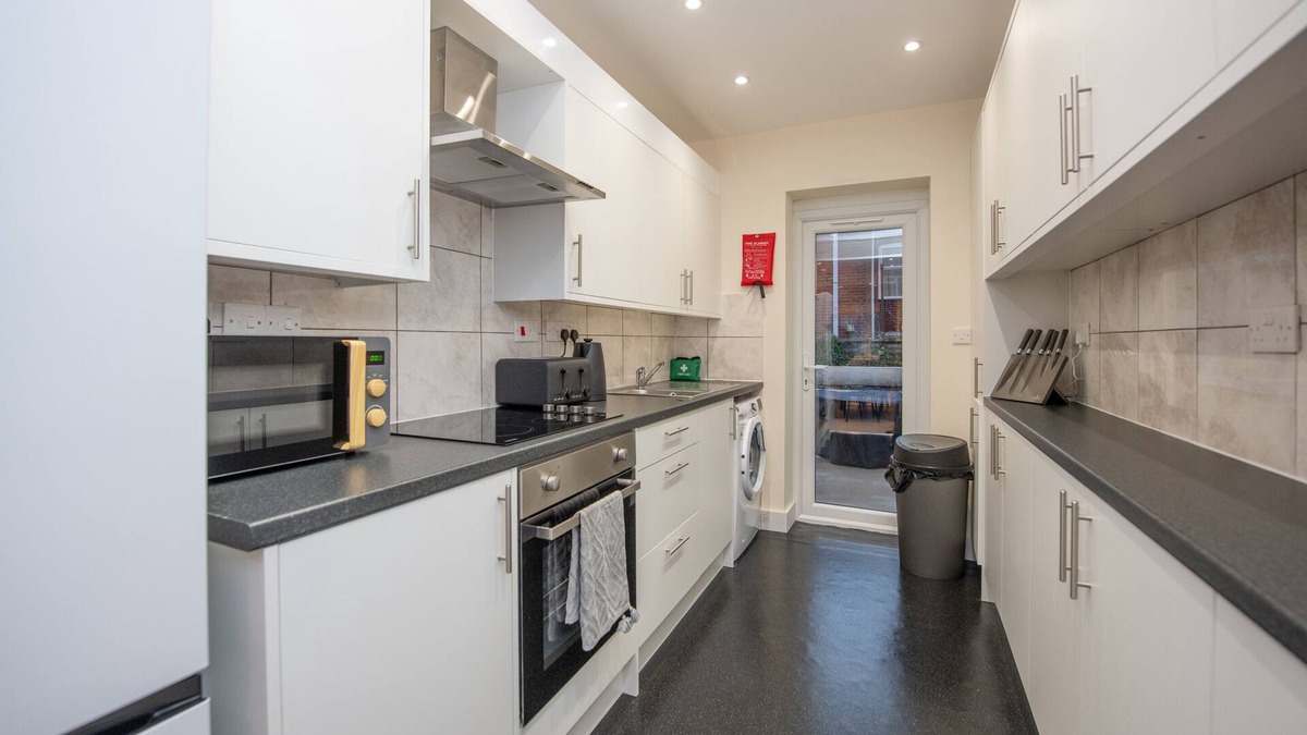 Portswood House | Sutton Cottage - 4 Bed House in Soton City Centre