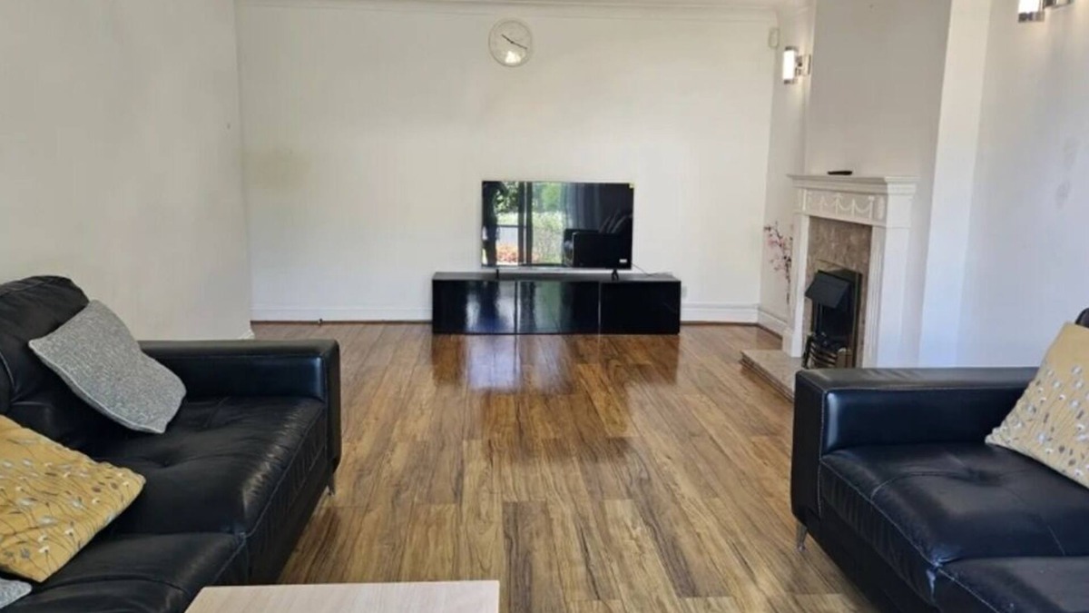 Carshalton Central House | Sutton/London 4 Double Bed Detached House, 30 min to Central London/Wimbledon