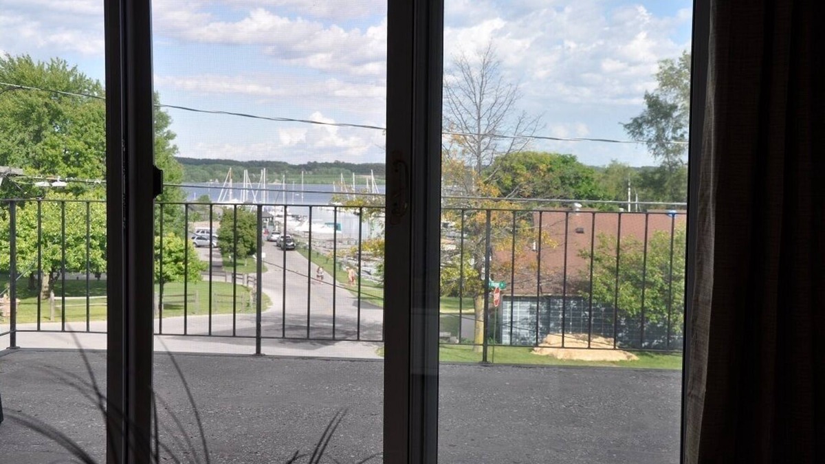 Suttons Bay Apartment | Suttons Bay-across from Marina Park/Beach/By wineries, Brewery/Beautiful Sunrise