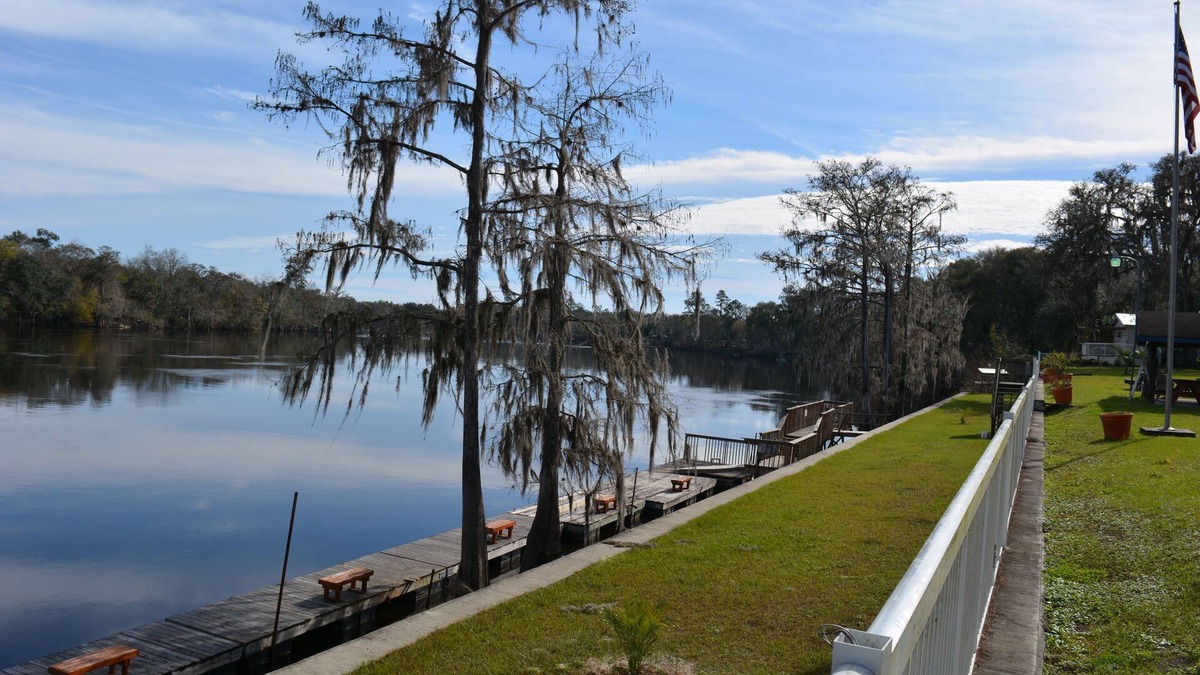 Old Town Hotel | Suwannee Gables Motel and Marina