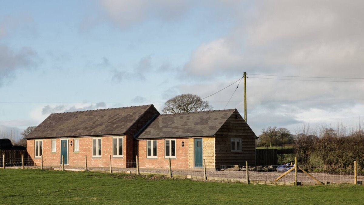 Burlton Cottage | SWALLOW BARN, family friendly, with a garden in Myddle