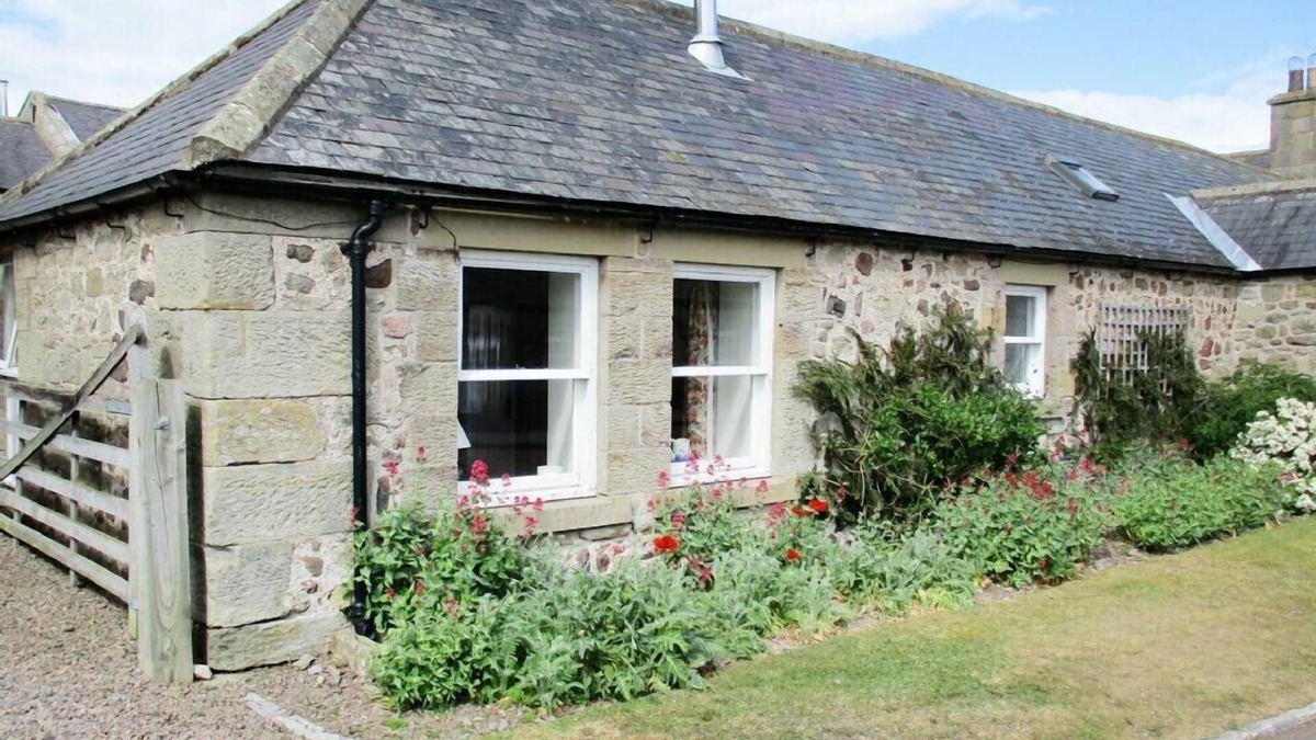 Old Bewick Cottage | SWALLOW COTTAGE (NR POWBURN), country holiday cottage in Powburn