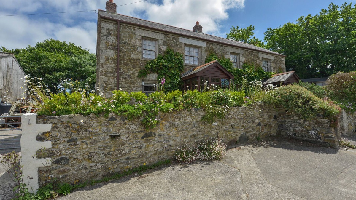 St. Martin Cottage | SWALLOW COTTAGE, pet friendly, with open fire in Mawgan-In-Meneage
