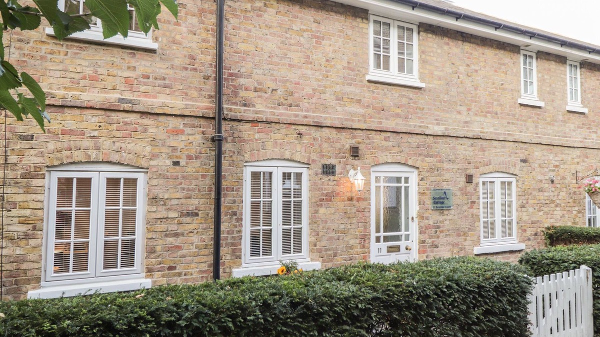 Herne Bay House | SWALLOW COTTAGE, pet friendly, with a garden in Herne Bay