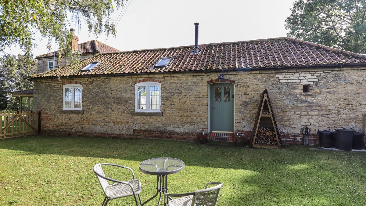 Glentham Cottage | SWALLOW'S NEST, pet friendly, with open fire in Hibaldstow