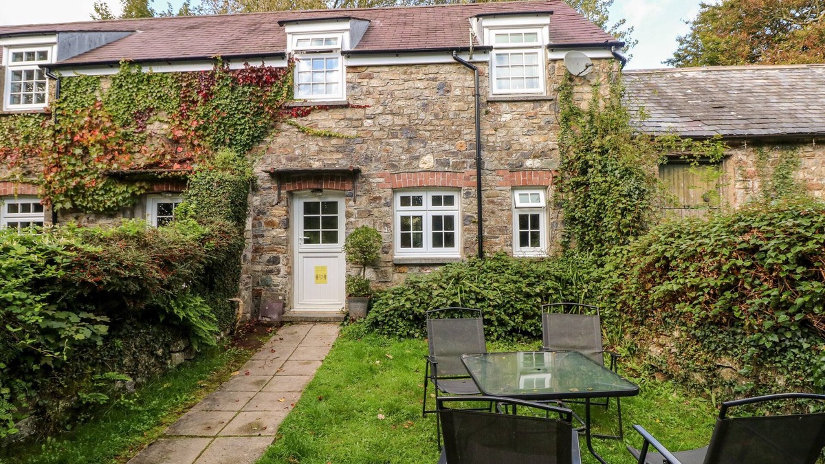 Llys Y Fran Cottage | SWALLOWS COTTAGE, pet friendly, with a garden in Maenclochog