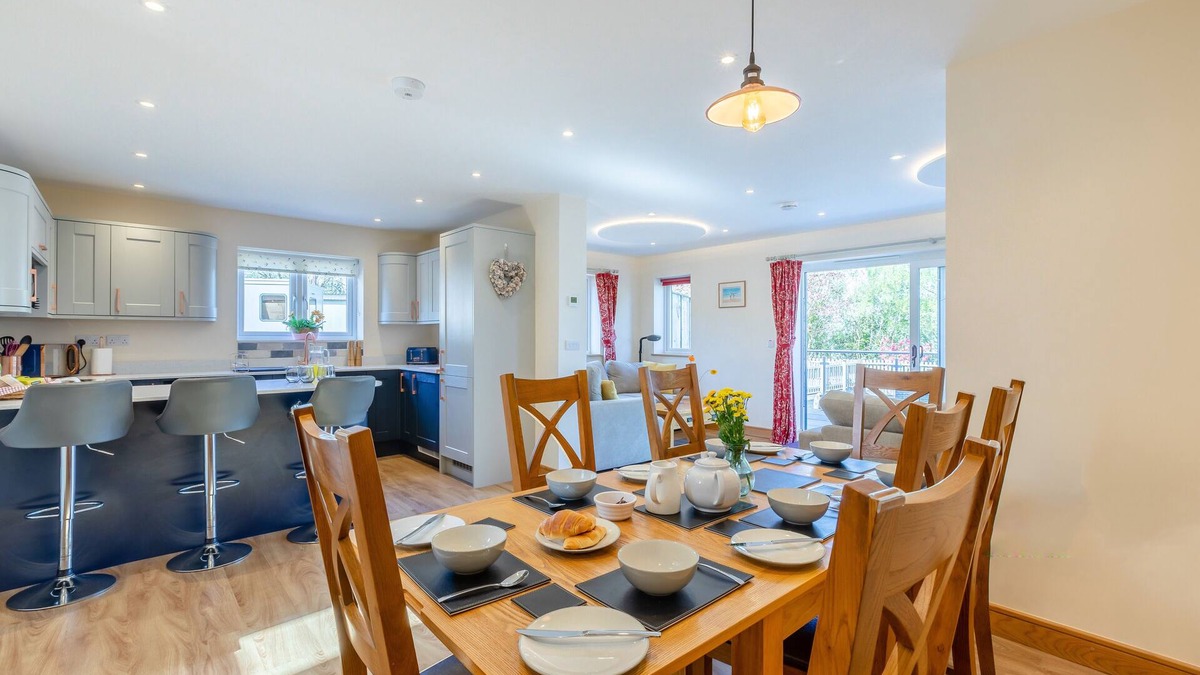 Honiton House | Swallows Dip - Four Bedroom House, Sleeps 8
