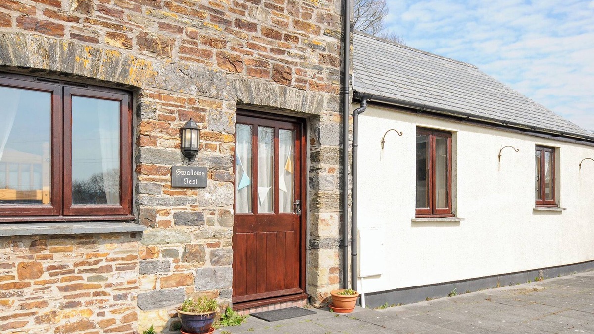 Brazzacott Cottage | SWALLOWS NEST, character holiday cottage, with a garden in Launceston