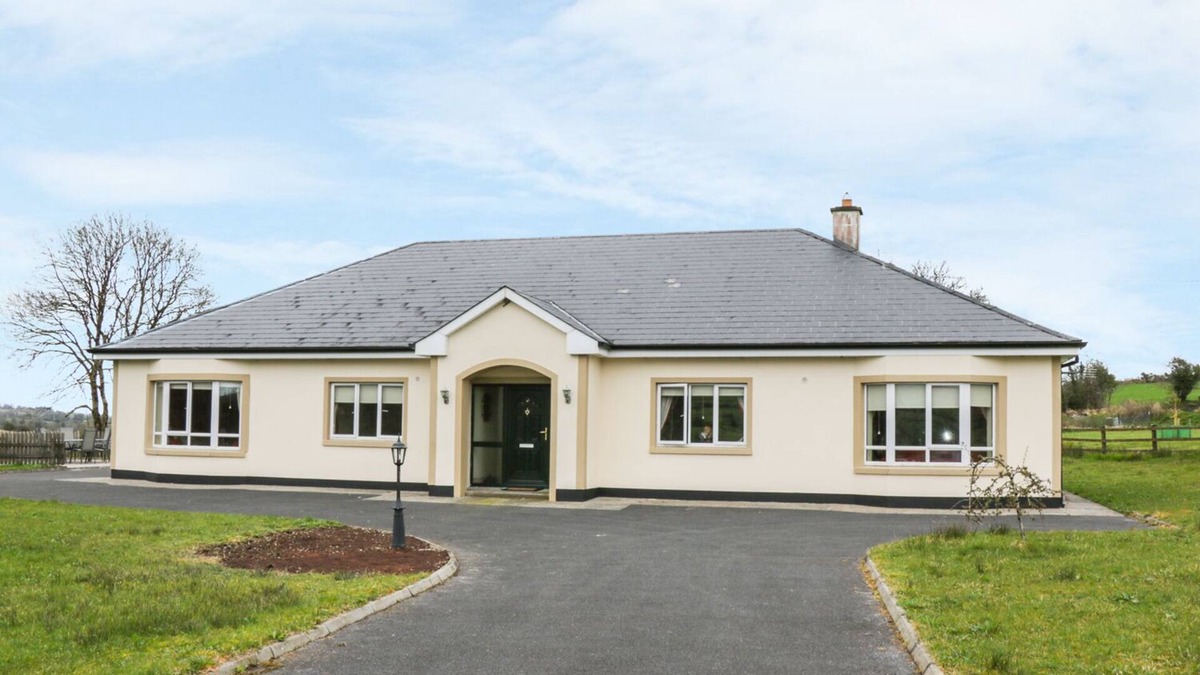 Aughnacliffe Cottage | SWALLOWS NEST, family friendly in Aughnacliffe, County Longford