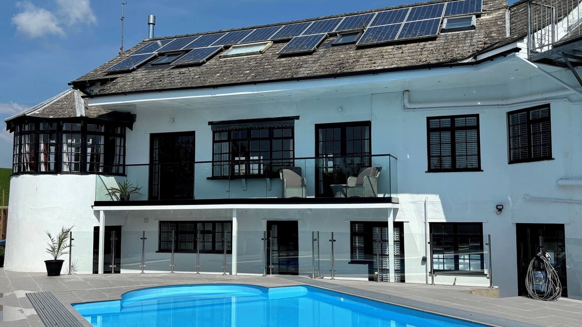 Pembroke House | Swallow’s Rest · Pembrokeshire Near The Beach With Heated Pool
