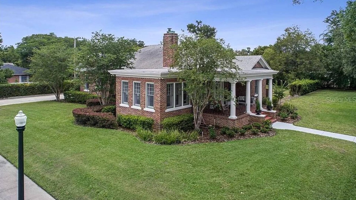 Lakeland House | Swan City Stay! Home near FSC Lake Hollingsworth, Downtown- walk everywhere!