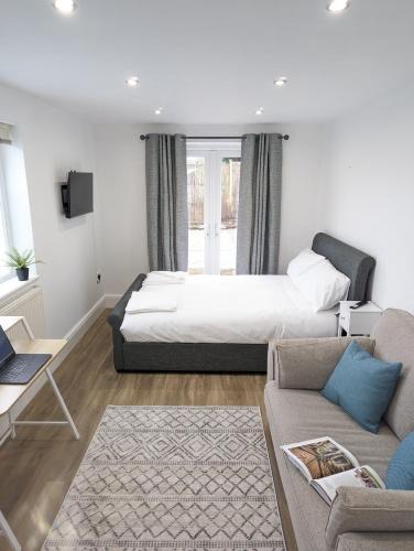 Cyncoed Apartment | Swan Lake Lodge & free parking