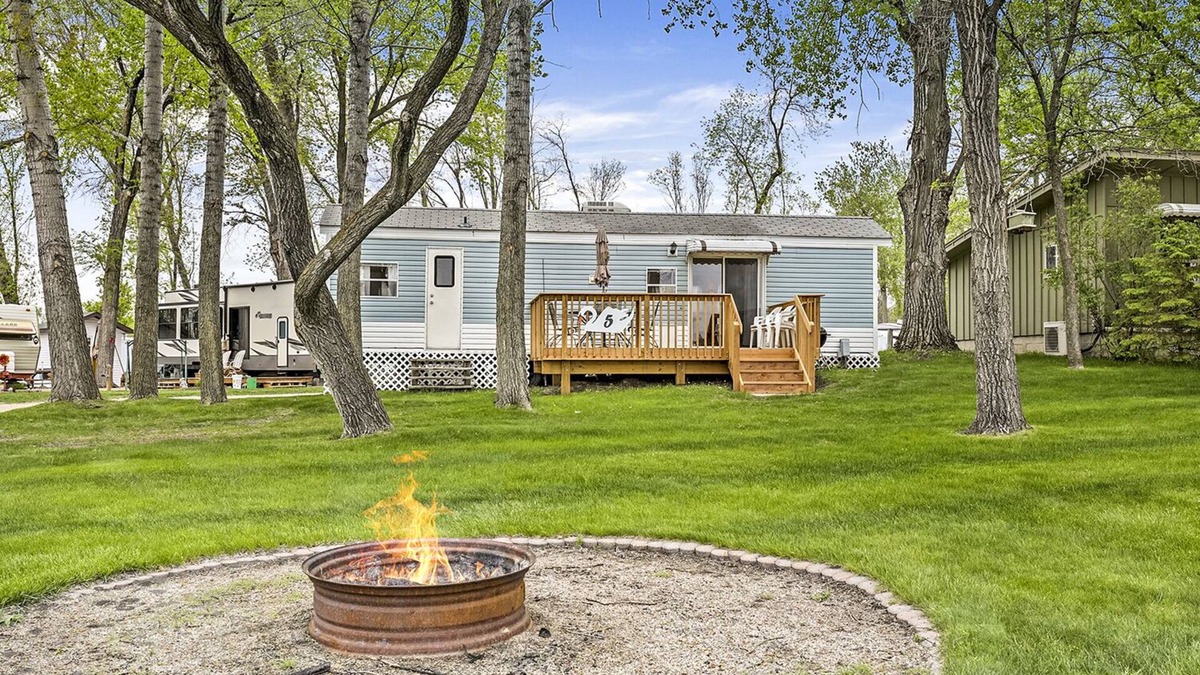 Fergus Falls Cabin | Swan Lake Resort & Campground - Lakeside Cabin #5