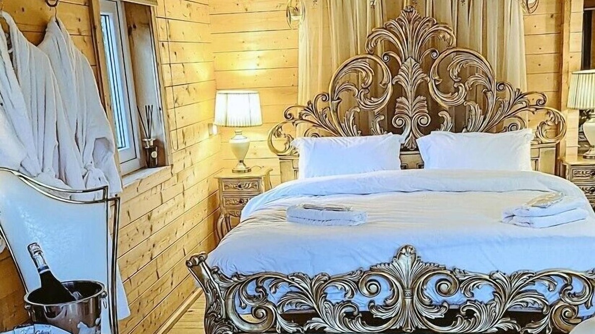 North Wheatley Apartment | Swan Lodge With Hot Tub, Sauna and Treatments
