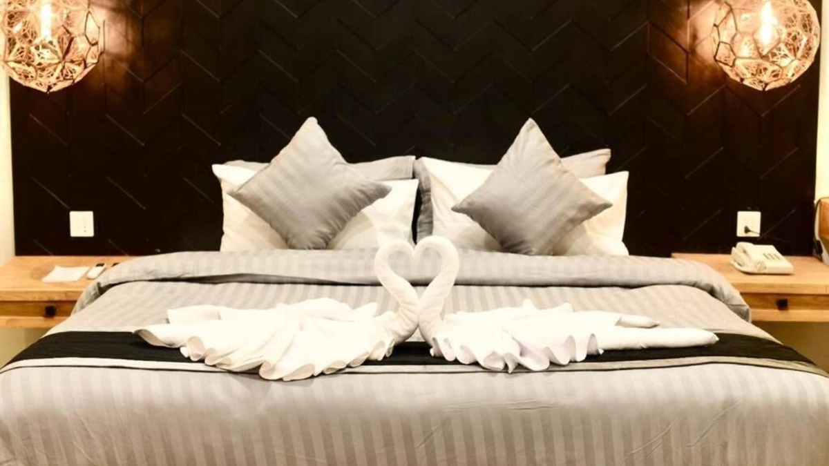 Johar Town Hotel | Swan Suites