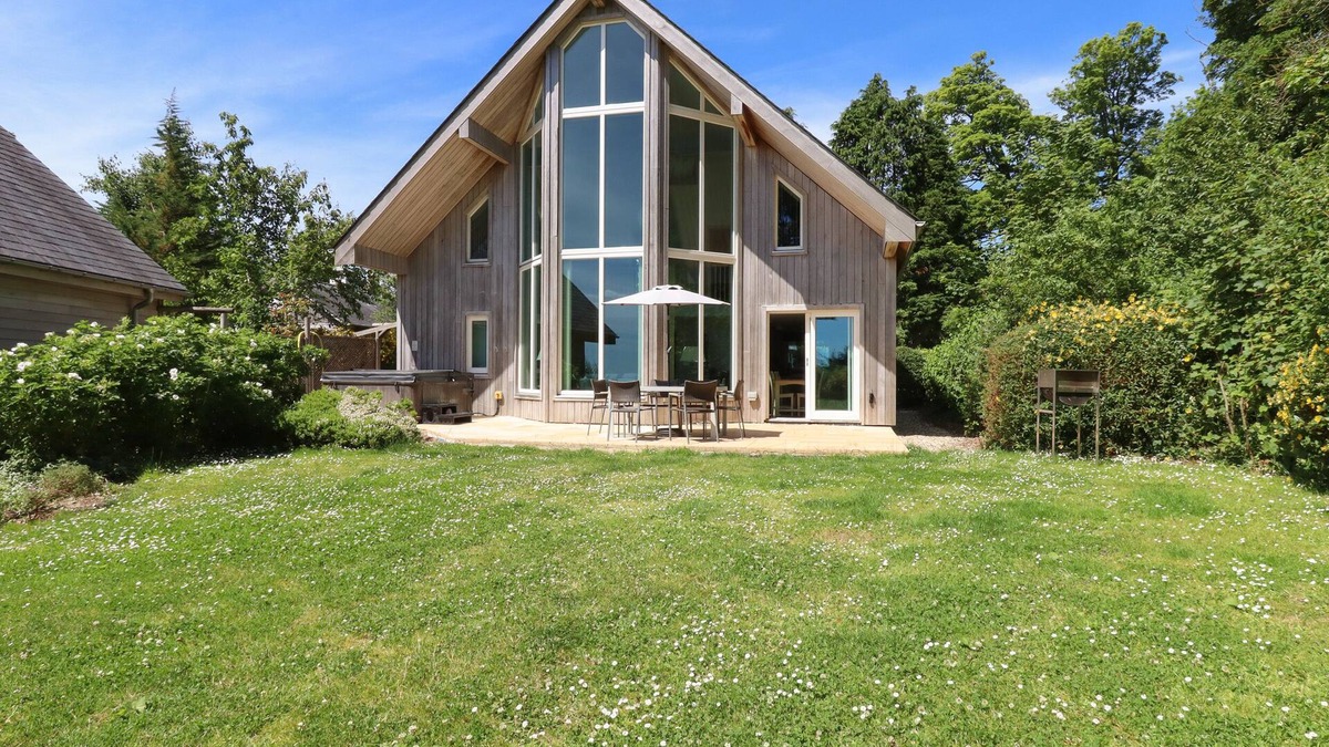 Eleighwater Cottage | SWANDOWN, 14 GOLDENHAYE, pet friendly in Cricket St. Thomas