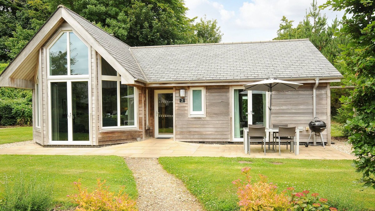 Eleighwater Cottage | SWANDOWN, 3 BLACKDOWN, pet friendly, with pool in Cricket St. Thomas