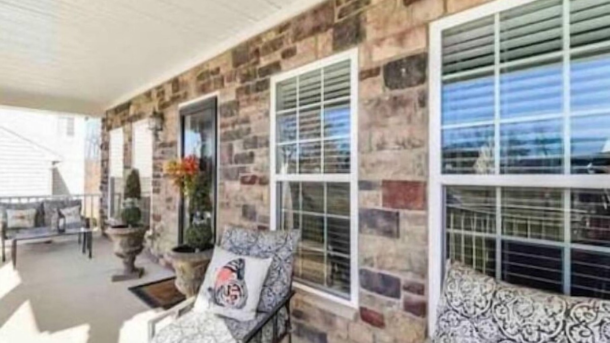 Ampthill House | 🦢Swanhaven nOffers Serene, Corporate Style Waterfront Luxury Living