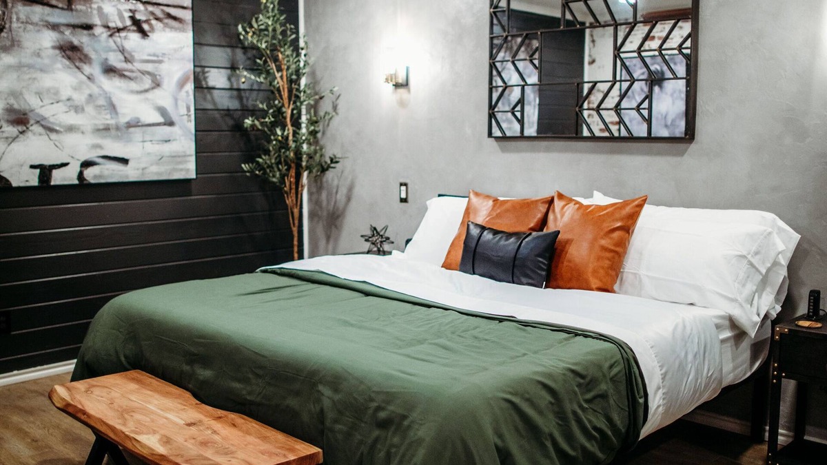 Paris House | Swanky Bungalow. King Bed. Sleeps 3. Centrally located.