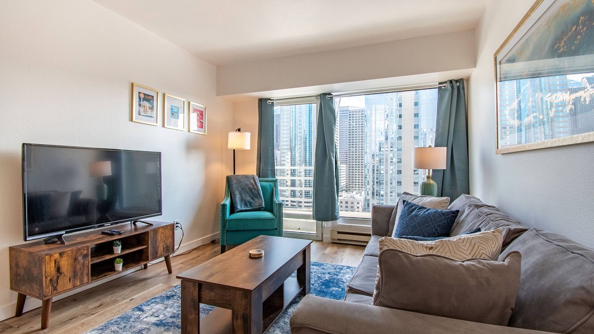 Downtown Seattle Condo | Swanky Condo in Heart of Seattle w/Parking & Pool!