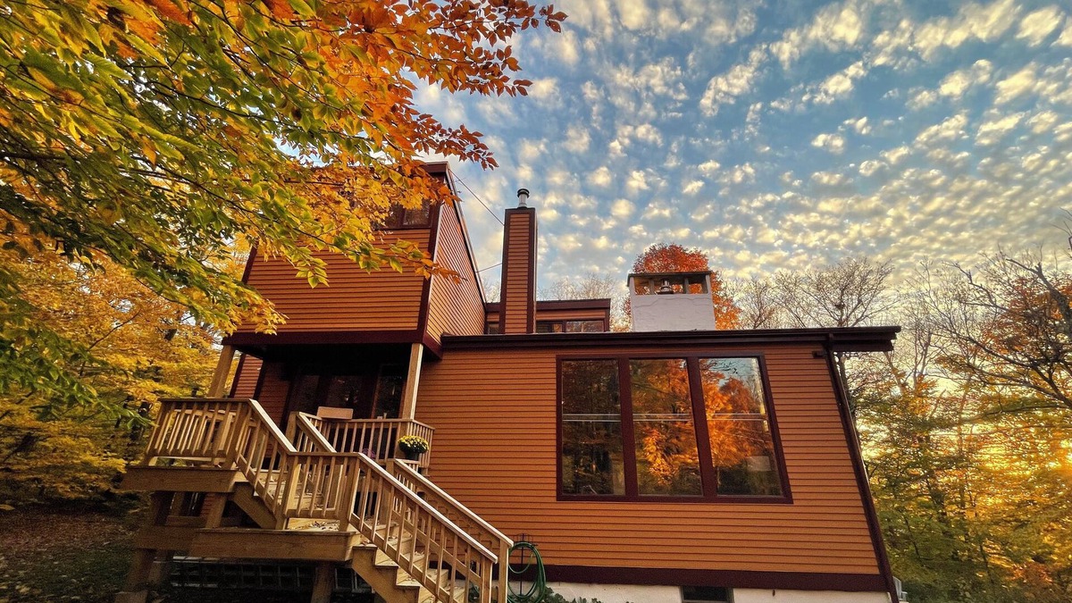 Bolton Valley House | Swanky Slope-Side Chalet 30 min from Burlington - Ski & Bike out the Front Door