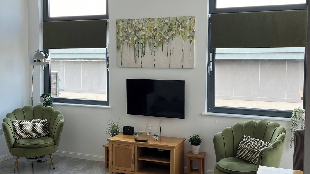 Castle Apartment | SWANSEA, Marina View & Arena View, Nr City & 3 Mins to Beach