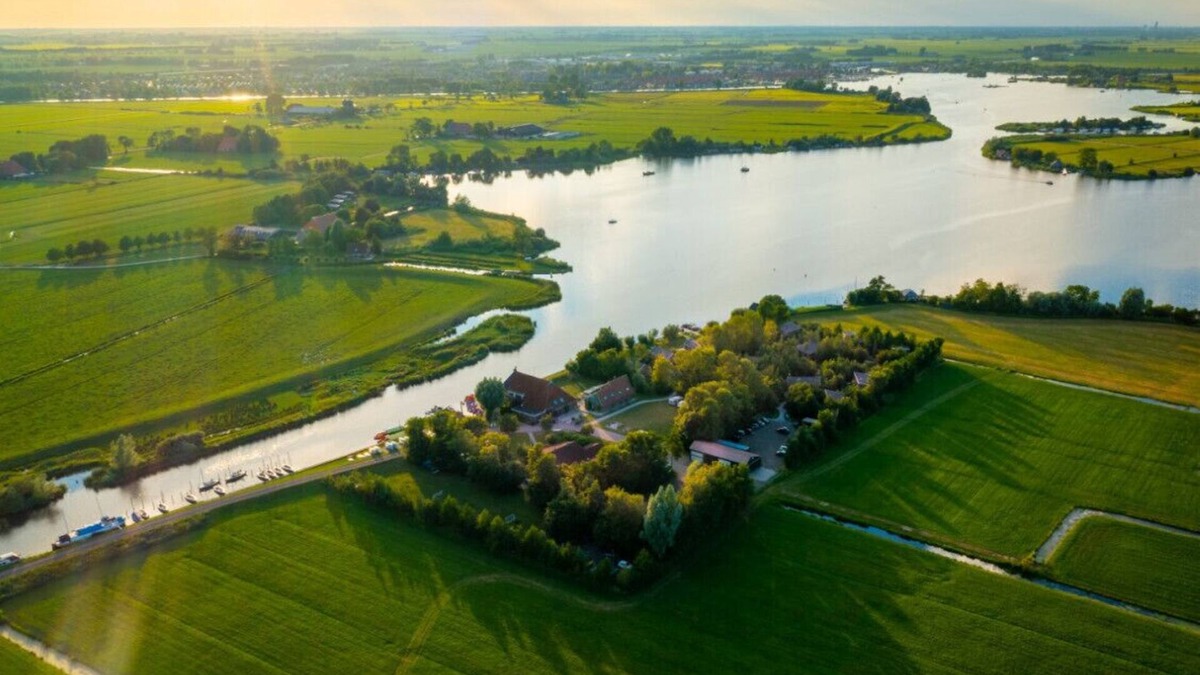 Grou House | Swarm 3 water lodges next to each other in Friesland