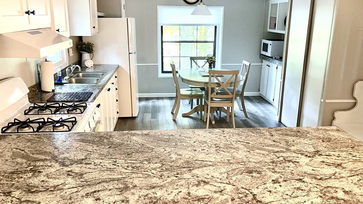 Greenwood House | Swartzentruber Cottage close to DE Turf & Beaches, also for traveling nurses!