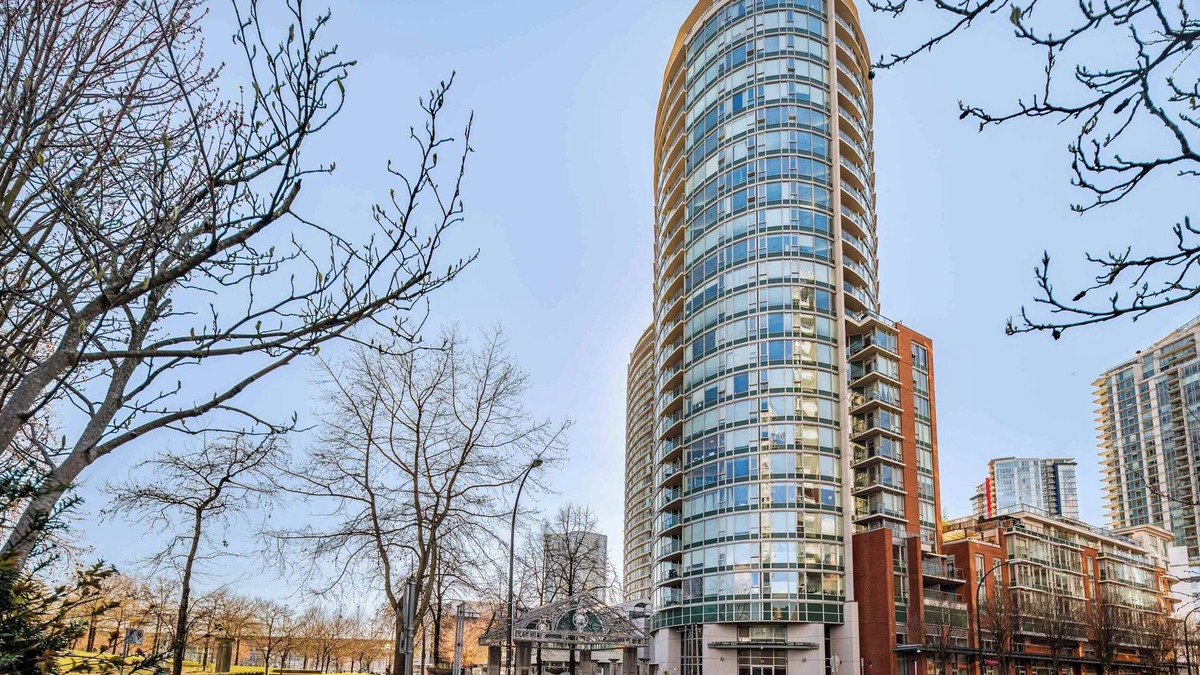 Chinatown Condo | Sweat Condo, Central Location+ One Free Parking!