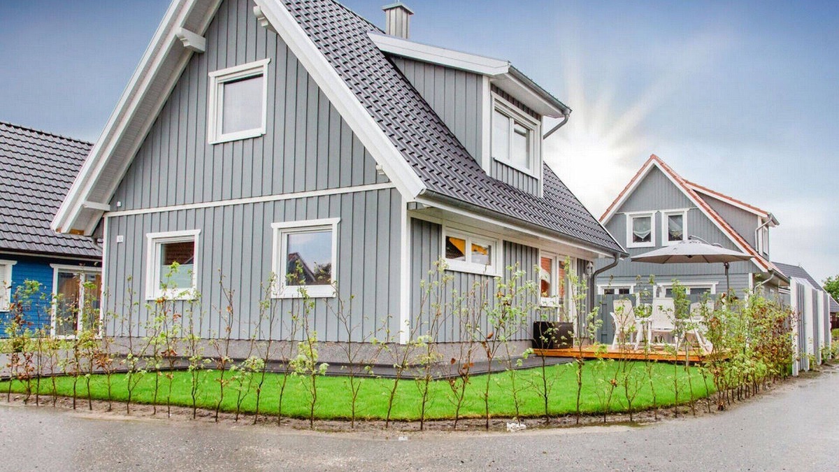 Haseluenne House | Swedish-style vacation home with sauna, bathtub, fireplace, garden