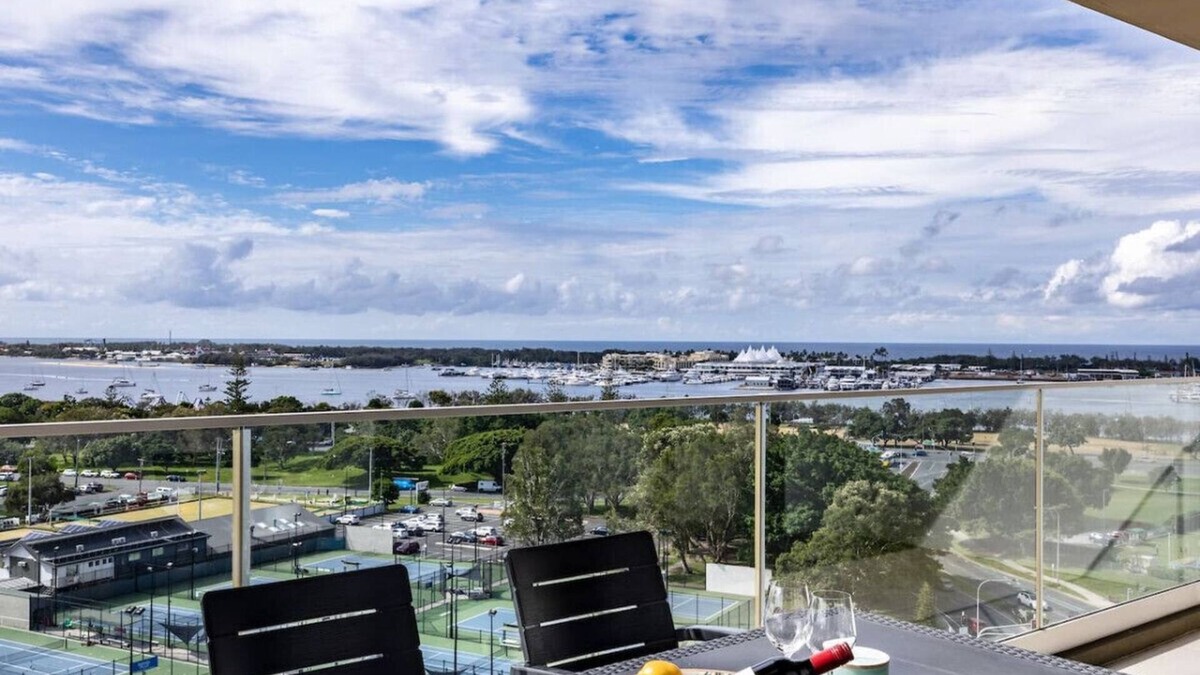 Southport Apartment | Sweeping Ocean view! Apt w/Capark & rooftop pool