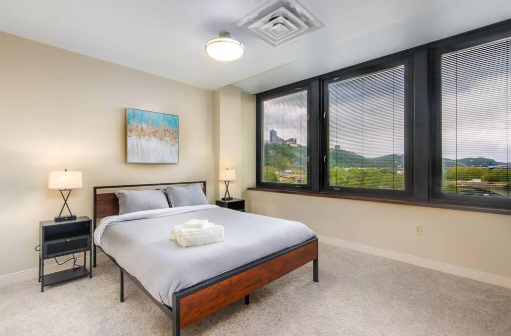 Downtown Pittsburgh Apartment | Sweeping Stadium Views TOP LOCATION BEST VIEWS FAST WIFI 24-7 Gym Lounge Roku