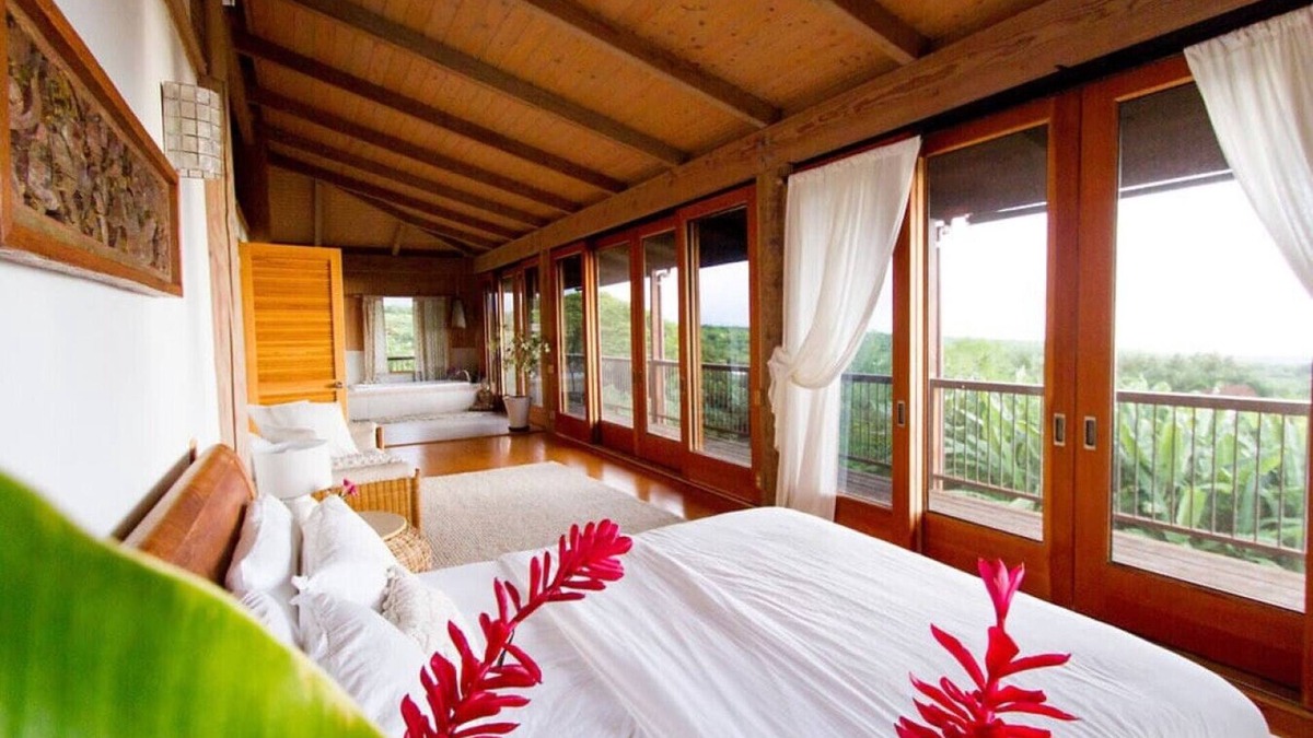 Honaunau-Napoopoo House | Sweeping Views from a Striking Home with Balconies
