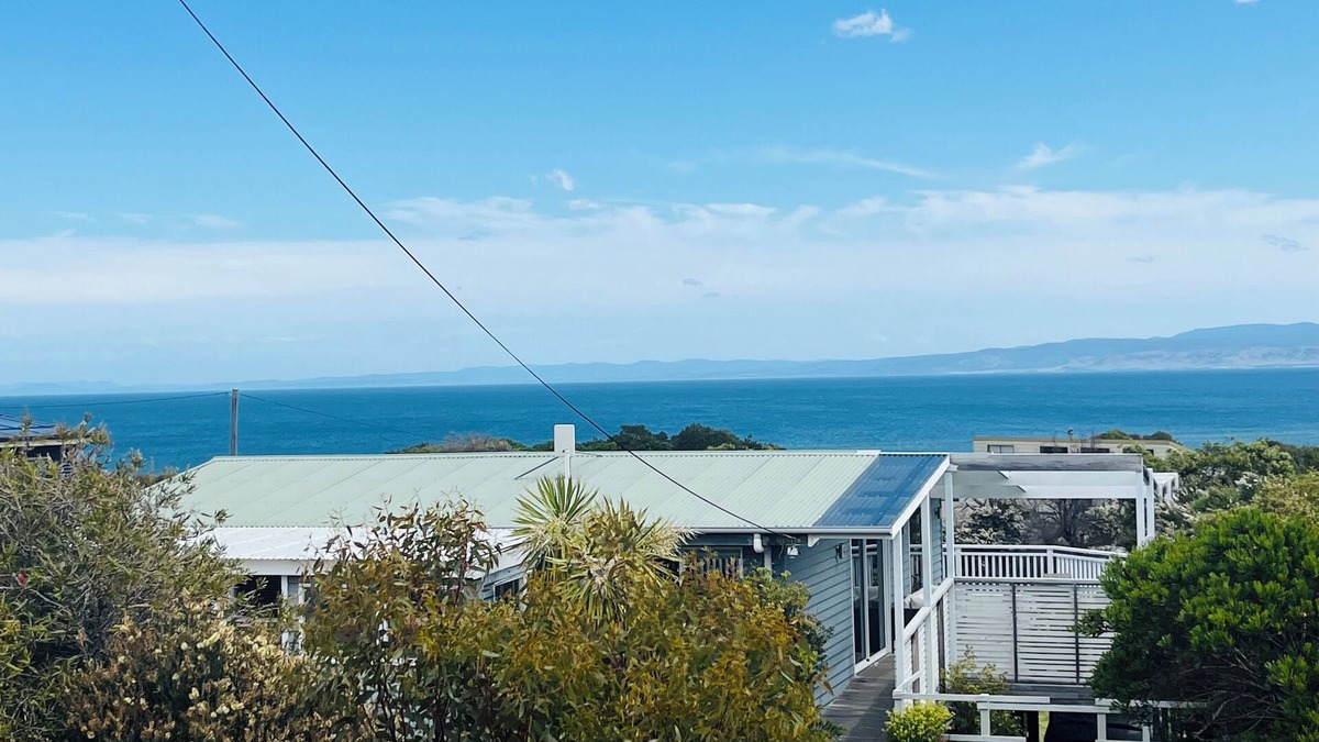 Coles Bay House | Sweeping views of Sand Piper Beach!
