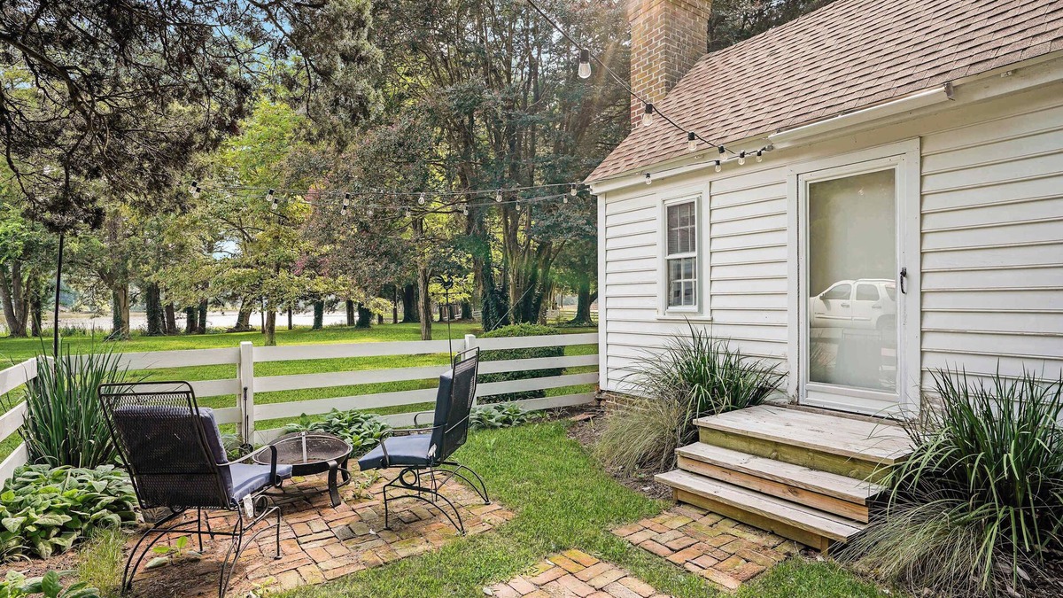 Locustville Apartment | Sweet 1BDR Farm Cottage with Fire Pit and Creek View