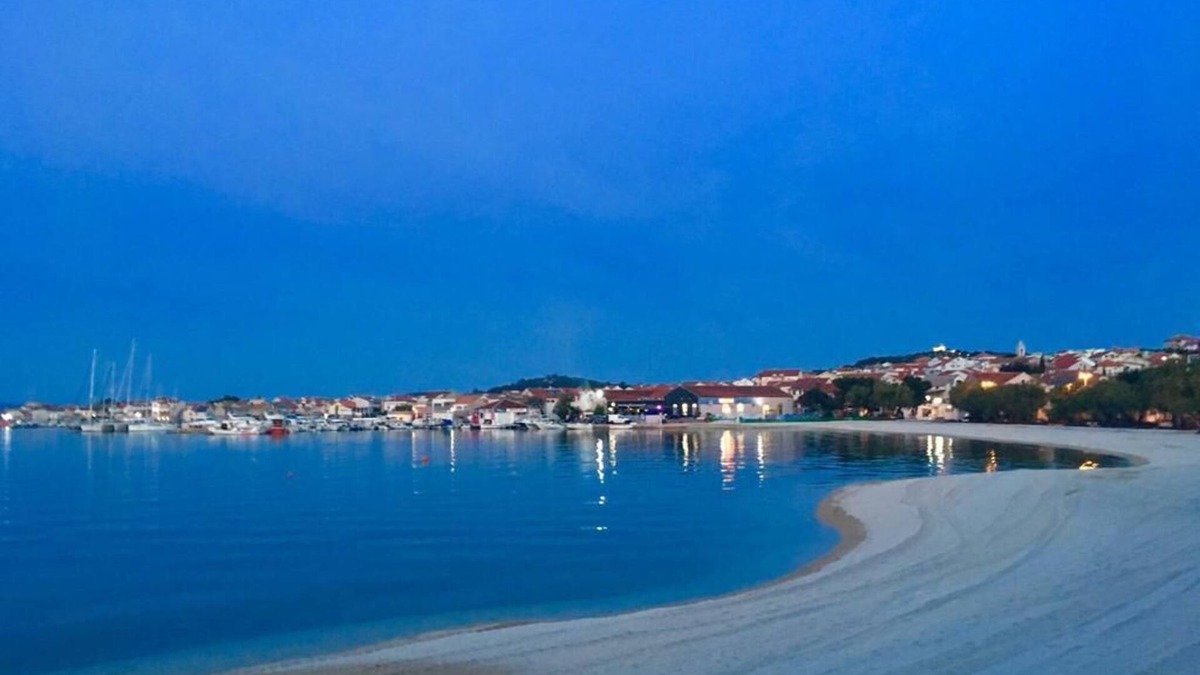 Murter Apartment | Sweet apartment with sea view on the beach