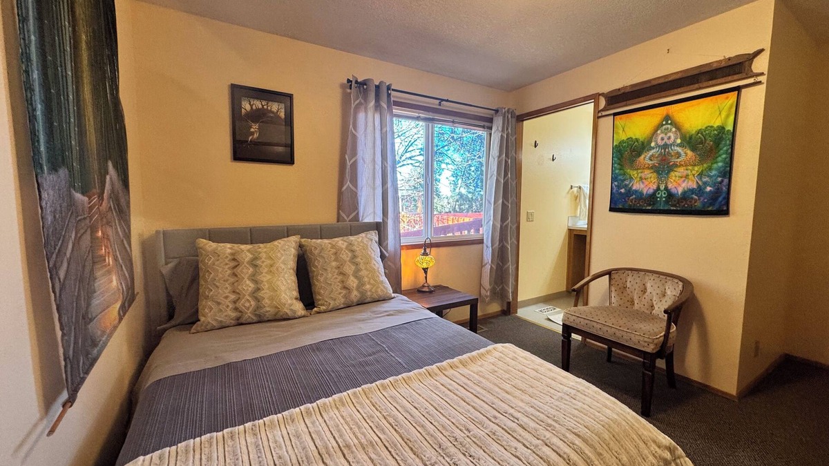 Sherwood - Tualatin South House | Sweet Bamboo Room with Half-Bath in delightful Sherwood with AC, WiFi, TV
