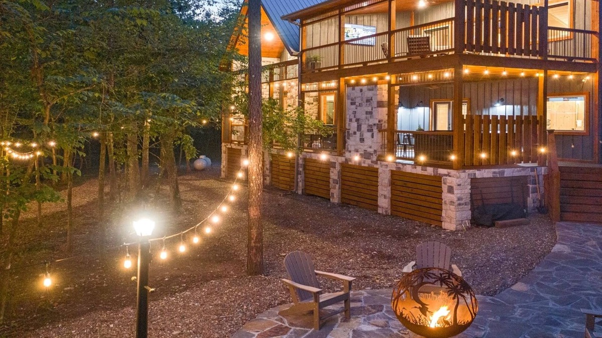 Golden Cabin | Sweet Caroline Creek-Side Cabin 🎯 Games 🔥 Hot Tub 📺 Outdoor TV