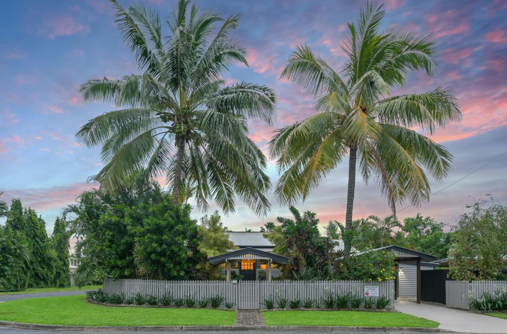 Palm Cove House | Sweet Creek Cottage, Palm Cove, 200m to Beach, Heated Pool, Pets