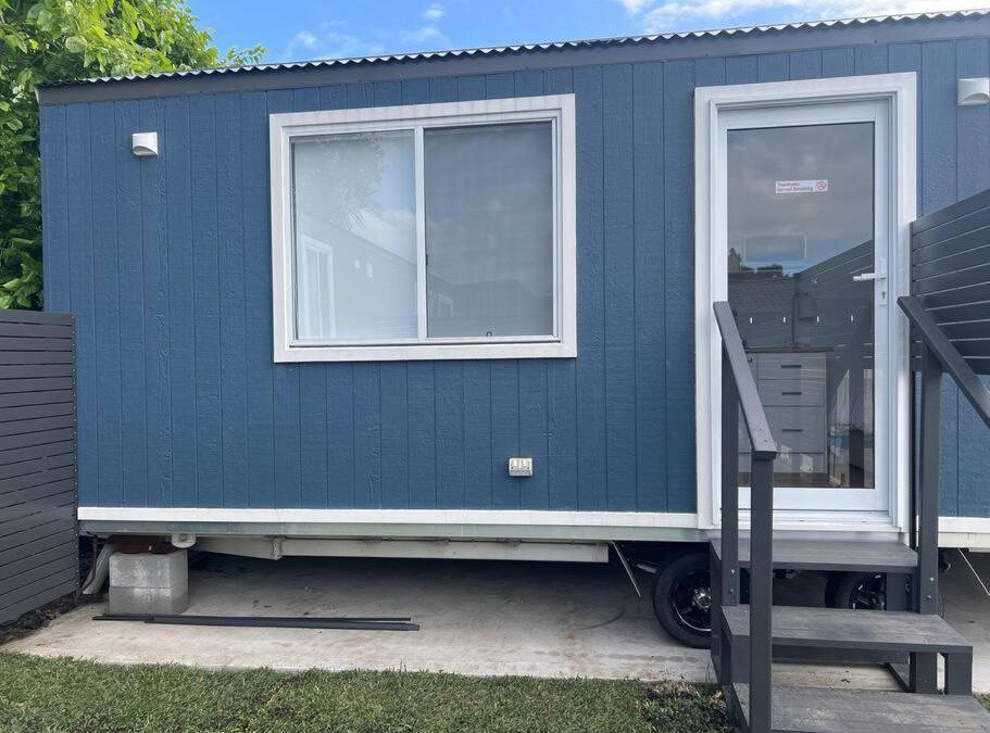 Wollongong Ski Chalet | Sweet Cute blue tiny home with Pool and 2 minute drive to the beach