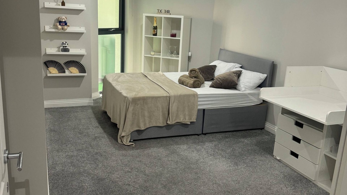 Yiewsley Apartment | Sweet Dreamers.