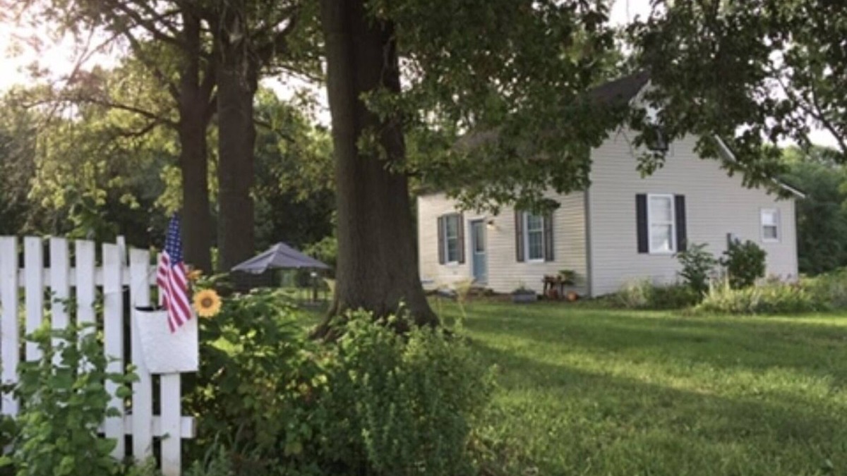 St. Clair County House | Sweet Farm Stay
