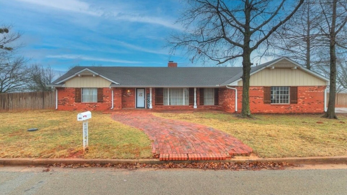 Chandler House | “Sweet Home Oklahoma” House - Large home with 4 bedrooms and fenced yard+garage!