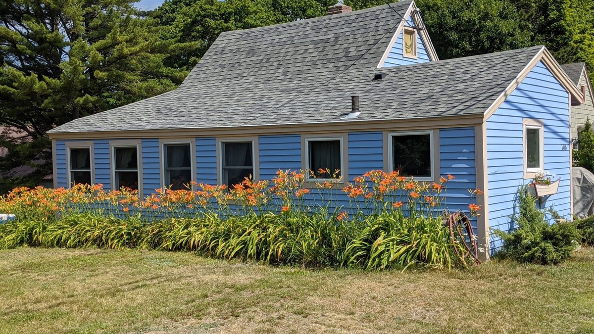 Peaks Island Cottage | Sweet Island Cottage- 3 minute walk to beach