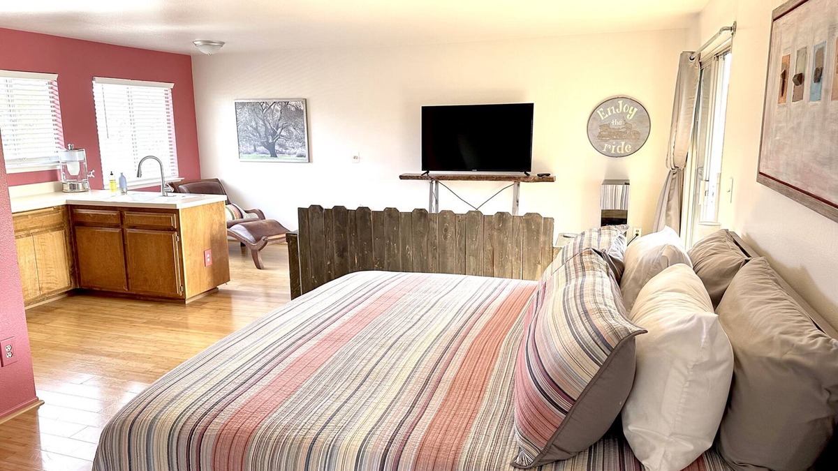 Los Olivos Apartment | Sweet King Retreat in Downtown Los Olivos