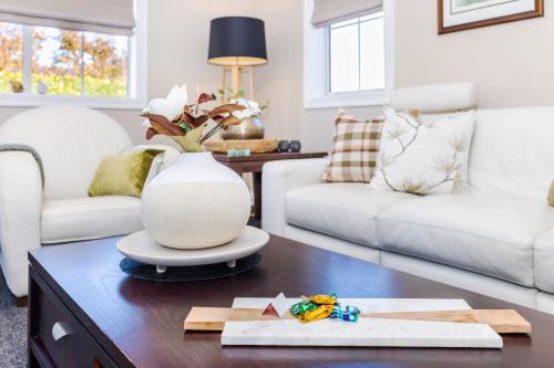 Cambridge Apartment | Sweet Magnolia 1 or 2 BR Suite St Kilda Cambridge with Complimentary Continental Breakfast